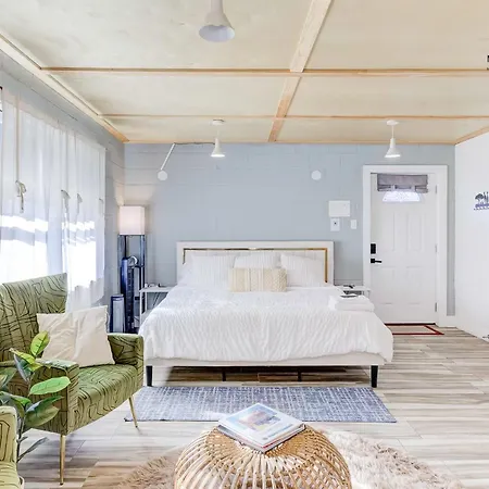 The Moose #6 - Modern Luxe Studio With Free Parking & King Bed
